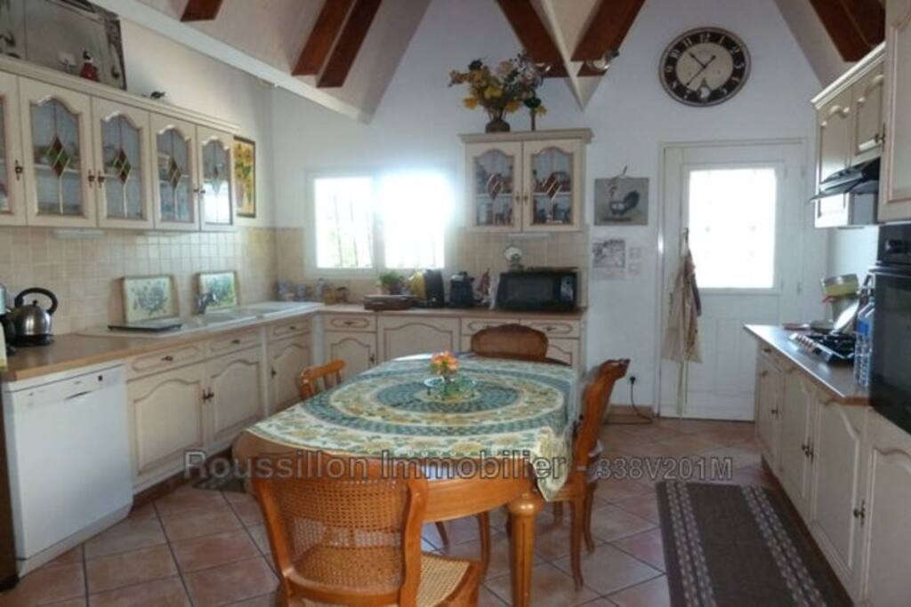 cuisine du bas, accès direct à la terrasse et à la piscine