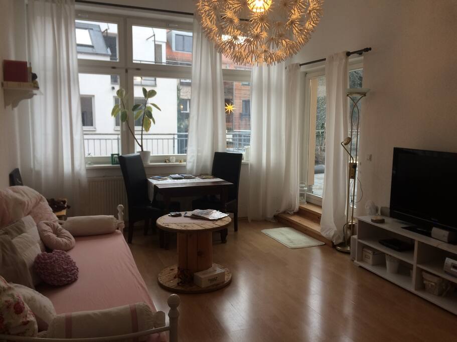 Wohnzimmer mit TV-DVD-Möglichkeit und Aufgang zur Terrasse