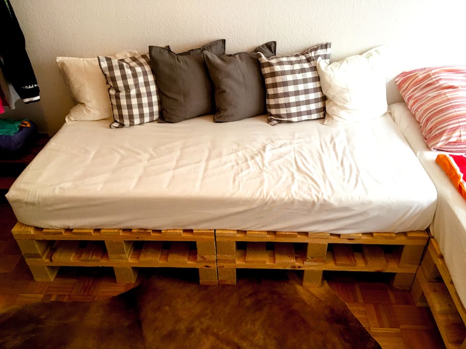 In addition to a double bed, the apartment offers a cozy single bed.
