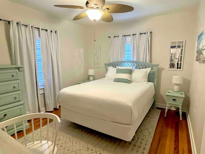 استمتع بفراش بجودة الفندق وستائر معتِّمة في غرف النوم لضمان نوم مثالي.