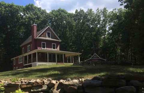 Modern farmhouse in Hudson Valley