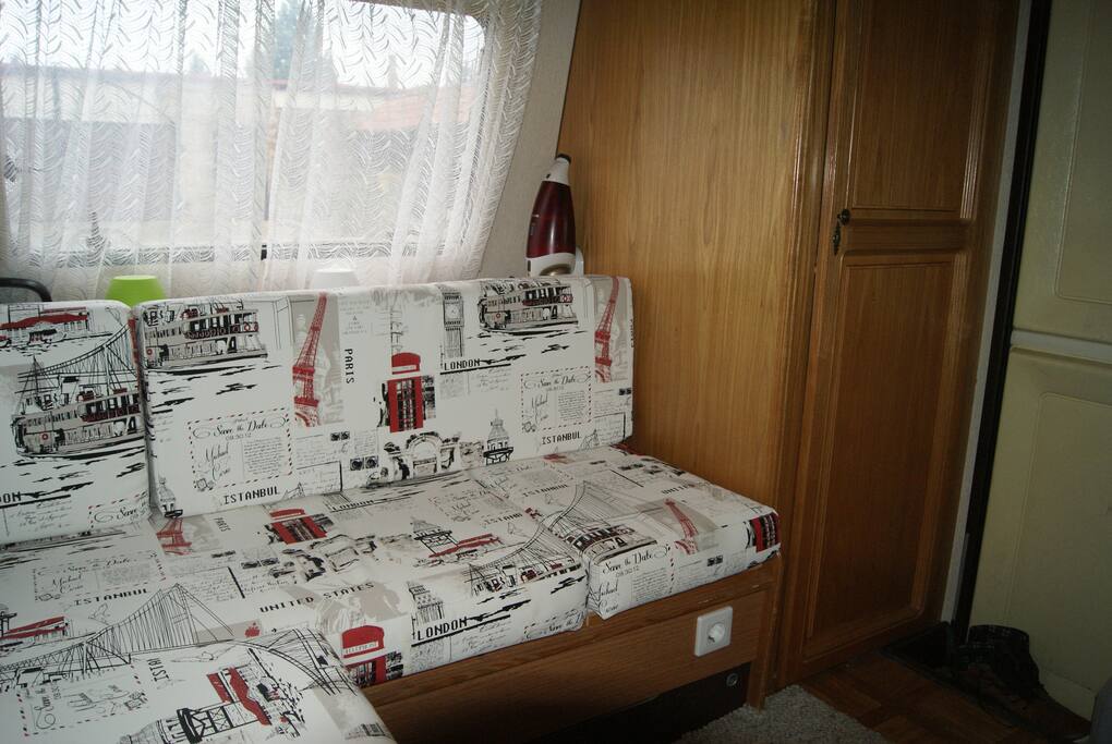 Neben der Sitzecke befindet sich der Schrank