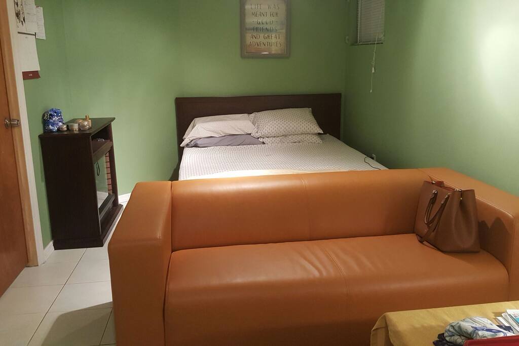 br1 with queen size bed.