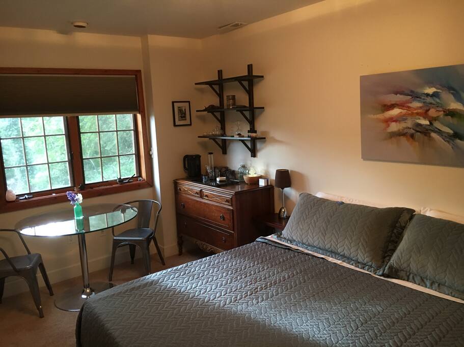 Newly updated room. The ultimate in comfort Casper Mattress