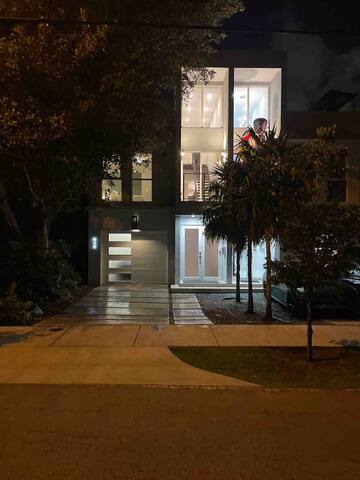 Sunset view Victoria Park TH walk to Las Olas gallery image 5