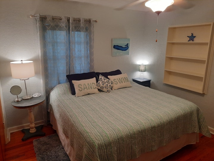 חדר שינה 2 עם מיטת קינג סייז, טלוויזיה, שולחנות פינתיים, כוננית מובנית, מנורות, שולחן עבודה, כיסא ישיבה ומכונת קול