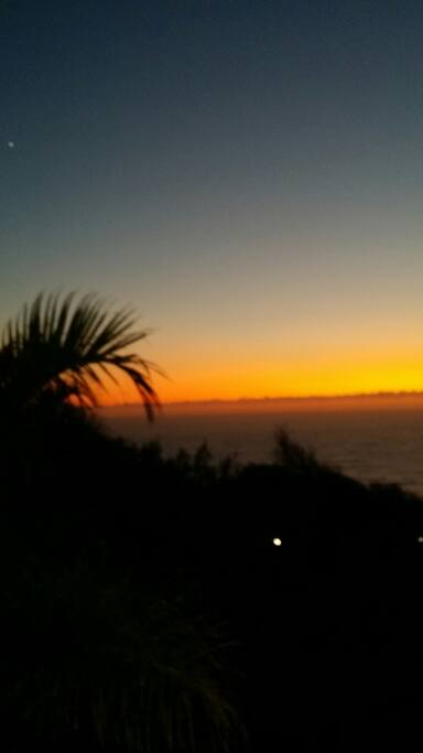 Breathtaking sunrise breakfasts on the Deck