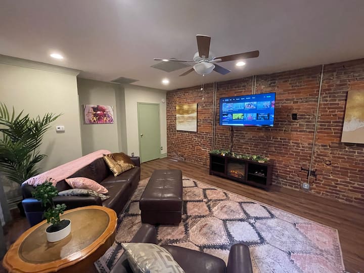 Waddle on Inn-Hot Tub, Pet Friendly, Fully Fenced! — primary photo