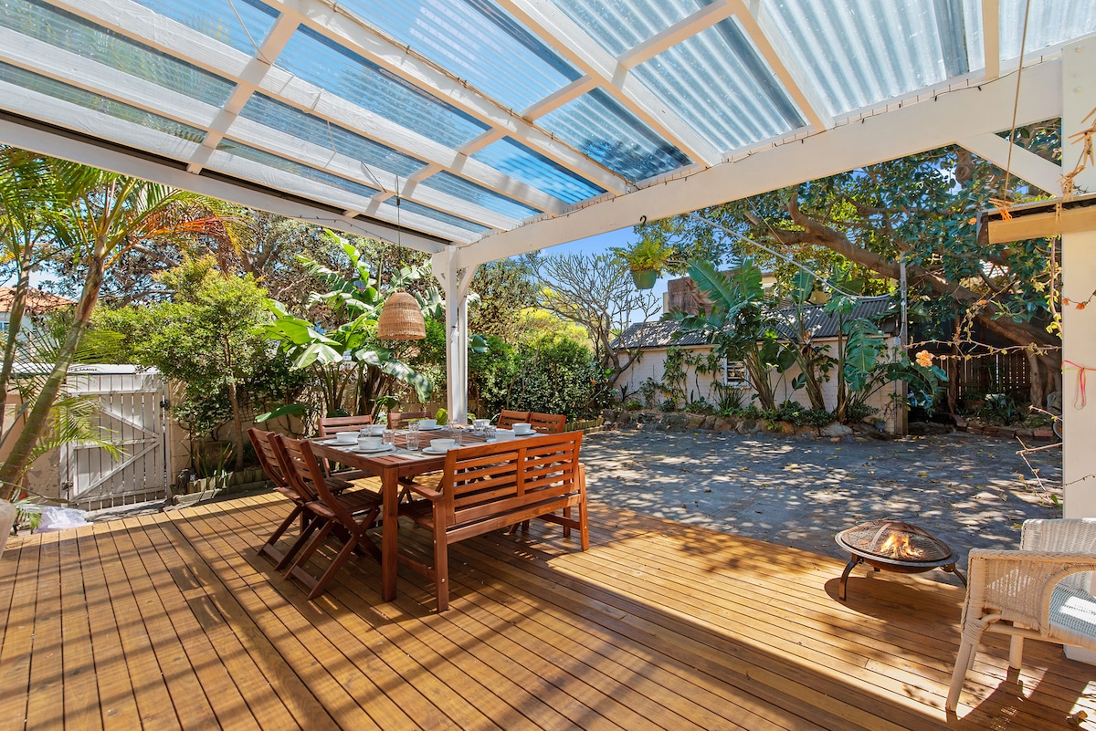 Top performing Airbnb: The Beach House 4 bedrm+ large courtyard+ parking in North Bondi