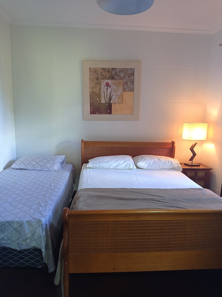 下层套房，配备1张双人床和1张1张单人床