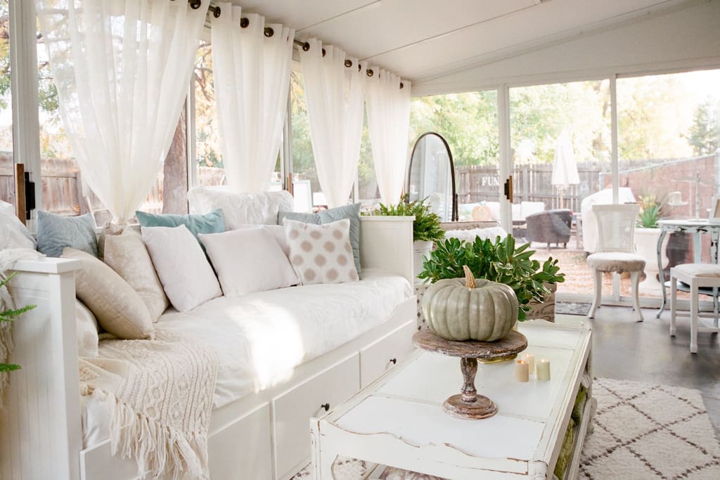 Bright and airy sunroom. Can sleep two in most months.
