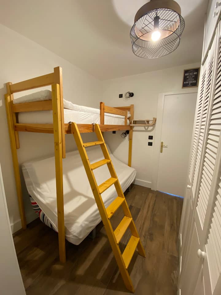 Პატარა ორადგილიანი საწოლი + ერთადგილიანი ორსართულიანი საწოლი