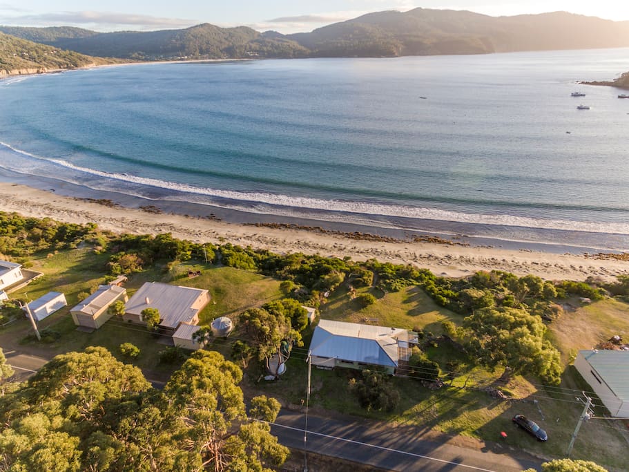 Absolute Beach Front "Wee Doo" Eaglehawk Neck Houses for Rent in