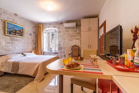 Studio Dora in Trogir center **** (free parking)