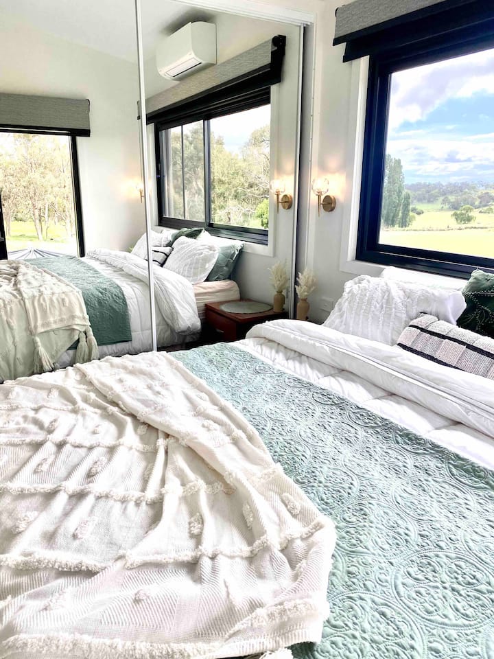 Საძინებელი 2 ლუქს-კლასის საწოლით, დიდი სმარტ-ტელევიზორით, საპირისპირო ციკლის კონდიცირებით, სრული სიგრძის სარკეებით გარდერობზე და არაჩვეულებრივი ხედებით ფანჯრის გარეთ და სასრიალო კარი, რომელიც დიდ უკანა ტერასაზე დაგხვდებათ. Უყურეთ ბუნებას საწოლის კომფორტიდან.