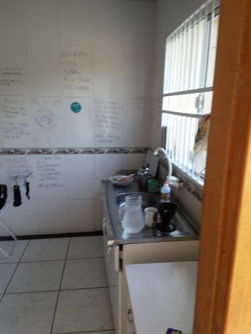 Cozinha com fogão e forno.