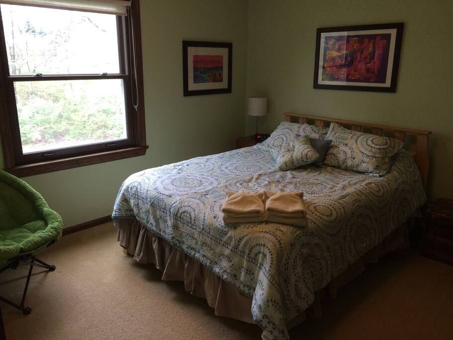 Bedroom 2 - Queen