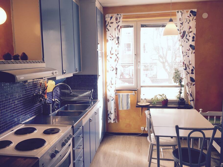 Shared kitchen. Feel free to use the kitchen tools, plates etc but please don´t leave me the dirty dishes...