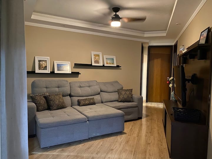 غرفة معيشة حميمة مع تلفزيون