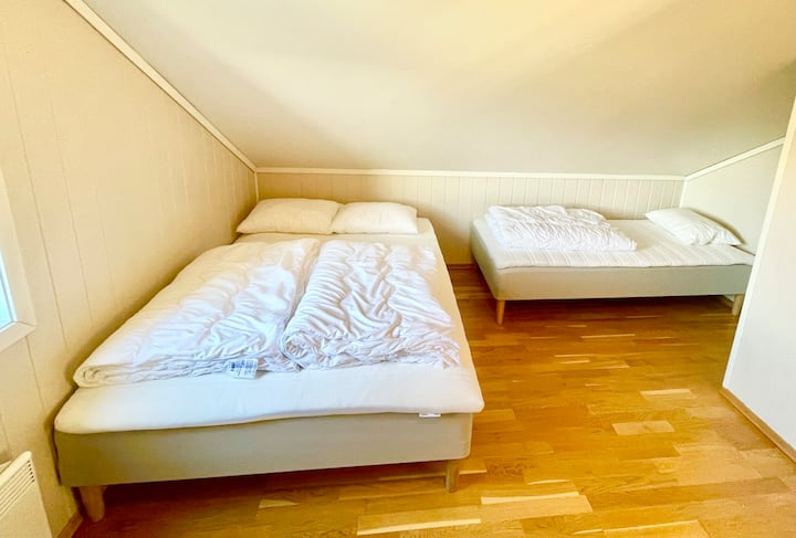 Spálňa 3 s manželskou posteľou 140*200 a samostatným lôžkom 90*200. V tejto miestnosti sa nachádza aj obývačka.