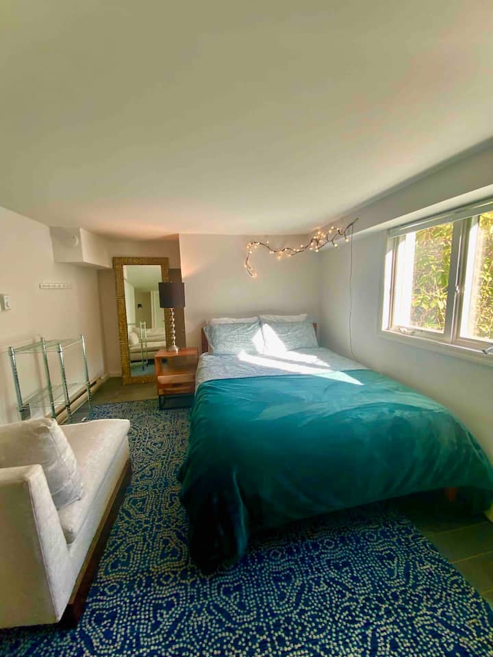 Nivel inferior | Bienvenido al dormitorio n .º 3, que ofrece una cama tamaño queen para una noche de sueño cómodo. Desempaca y organiza tu ropa en los amplios armarios.