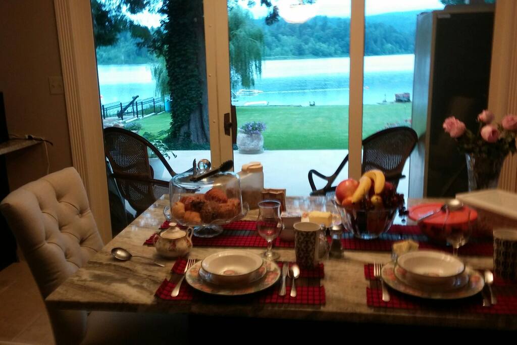 Breakfast table: both hot and cold breakfast items available!