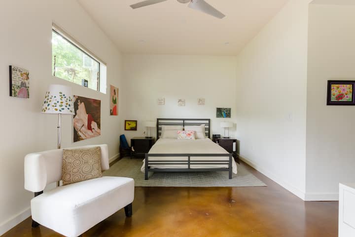 ห้องนอนใหญ่ 1 ชั้นล่างมีห้องน้ำในตัวและทางเข้าลานบ้าน 