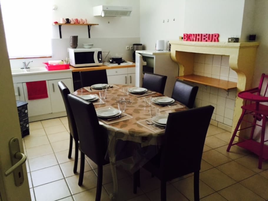 Tout équipé, four, micro onde, frigo, cafetière, grille pain, vaisselle, torchon, produits.