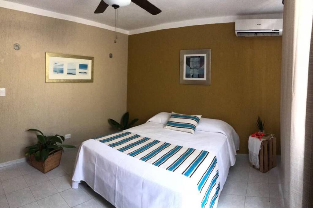 Recamara con cama Queen Size ventilador y aire acondicionado y muy amplio closet.