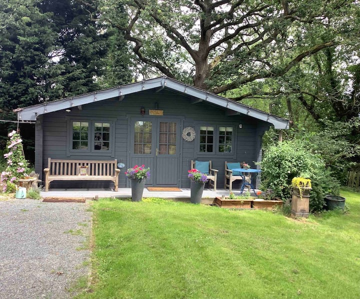 Cosy Cabin in Partridge Green,Sussex Cabins for Rent in Partridge