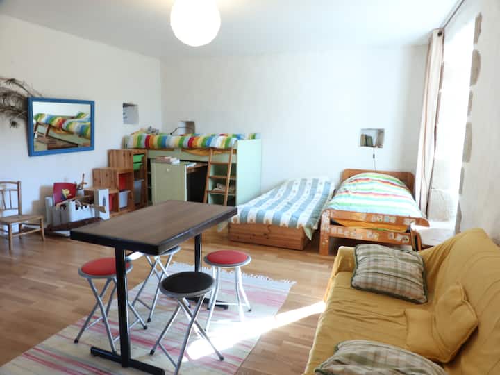 Chambre d'enfants (1er étage annexe) que l'on atteint en passant par la chambre parentale. Une petite salle de bains et des toilettes sont partagés entre les deux chambres. Elle accueille jusqu'à 4 enfants et contient des jeux, des livres et des BD.