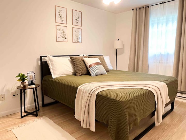 سرير بحجم كبير - غرفة النوم الأولى 