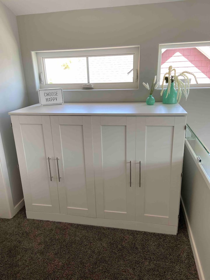 Cama extra en el área del loft. Cama de matrimonio que cubre la entrada al baño de arriba cuando se saca. 