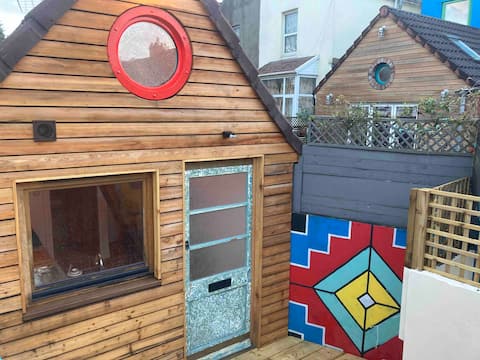 Self contained mini home, with alfresco dining.