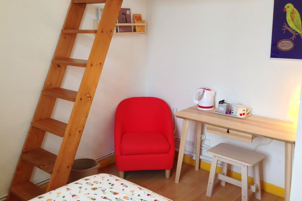 Le petit coin bureau avec du thé et du café à votre disposition :-).