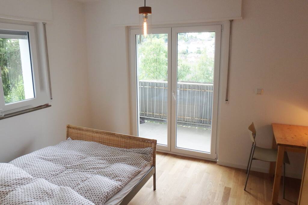 Direkter Zugang zu den Balkon. Alle Fenster haben Rollanden.