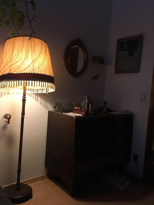 Radio komode mit altem Fernseher und plattenspieler