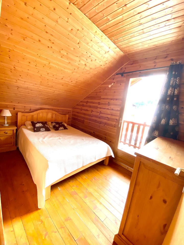 Dhomë gjumi 4 me një krevat 140
