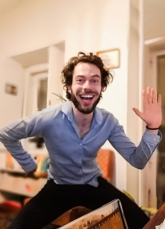 Show full-screen, host-provided image