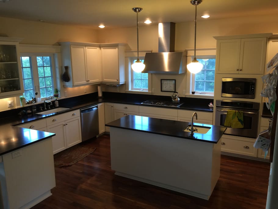 Large gourmet kitchen, fully equipped.