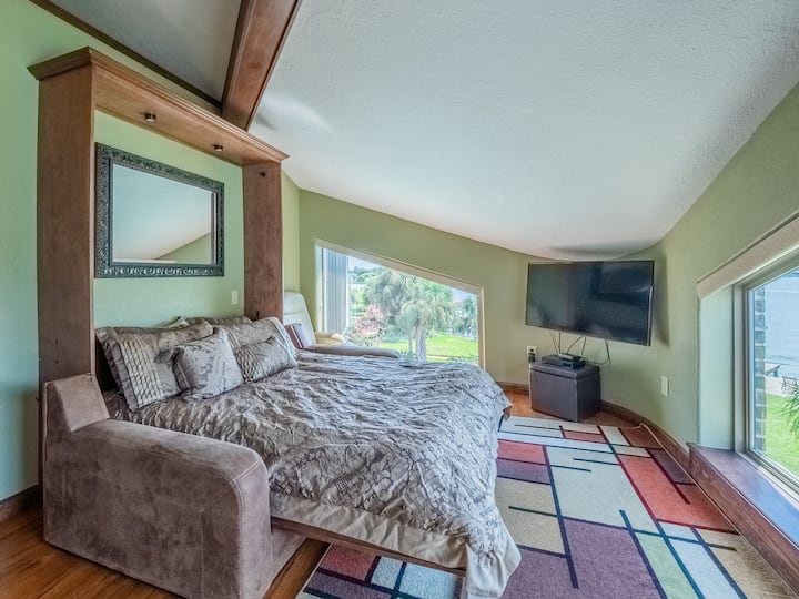 Ufanisi na kitanda cha malkia Murphy chini na maoni ya ziwa