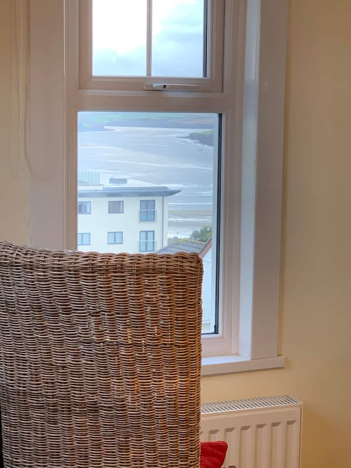 Zhytu dhe shijo një gotë verë! 

Pamje nga dhoma e gjumit në katin e sipërm.