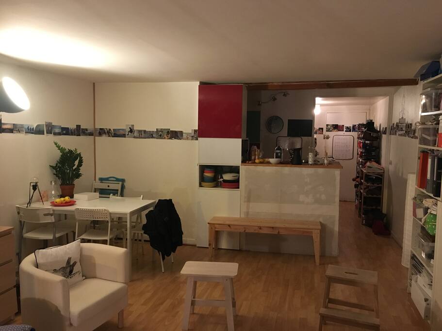Salon, vue sur cuisine et entrée