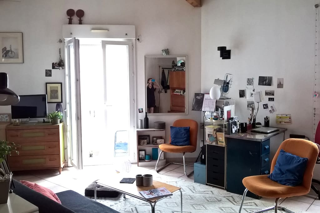 Espace centrale du Studio. De la place pour inviter des amis pour un bon apéro ;) 8 Chaises dispos en plus !