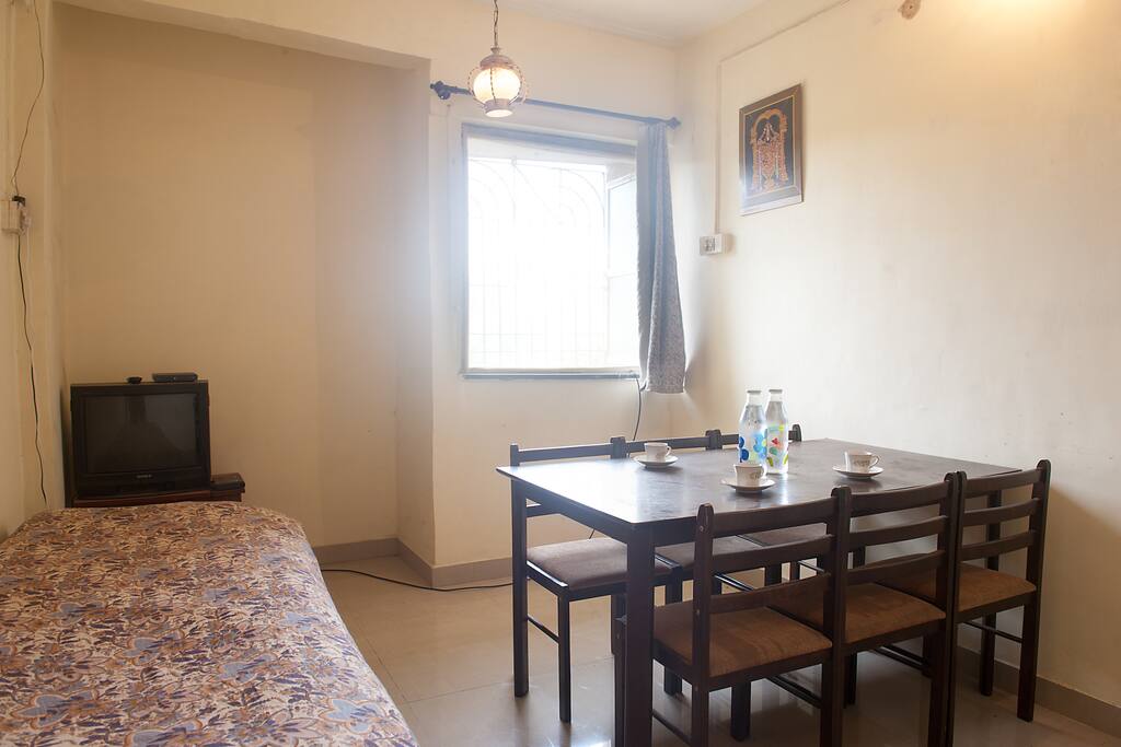 Living Room with Cable TV, wifi Internet.