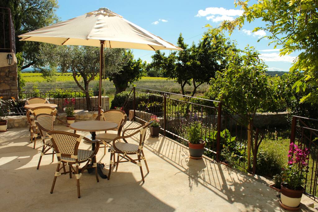 Terrasse orientée soleil levant, face aux vignes et lavandes, pour les petits déjeuners.