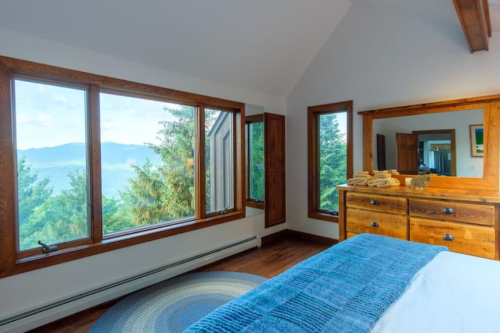 Спалня на горния етаж и лятна гледка