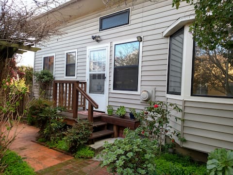 Garden Cottage near BART & walkable neighborhood