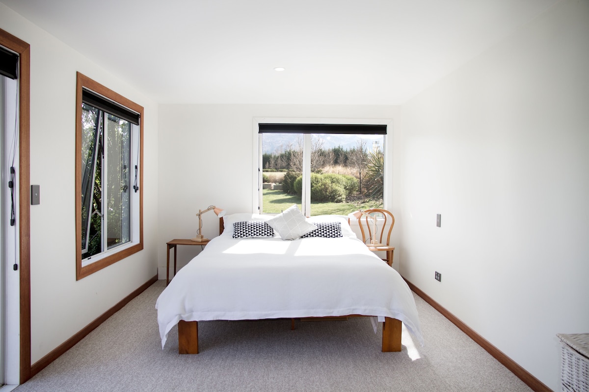 楼下卧室非常阳光明媚，宽敞，配有标准双人床，门可通往户外露台。  所有卧室均配有遮光百叶窗。