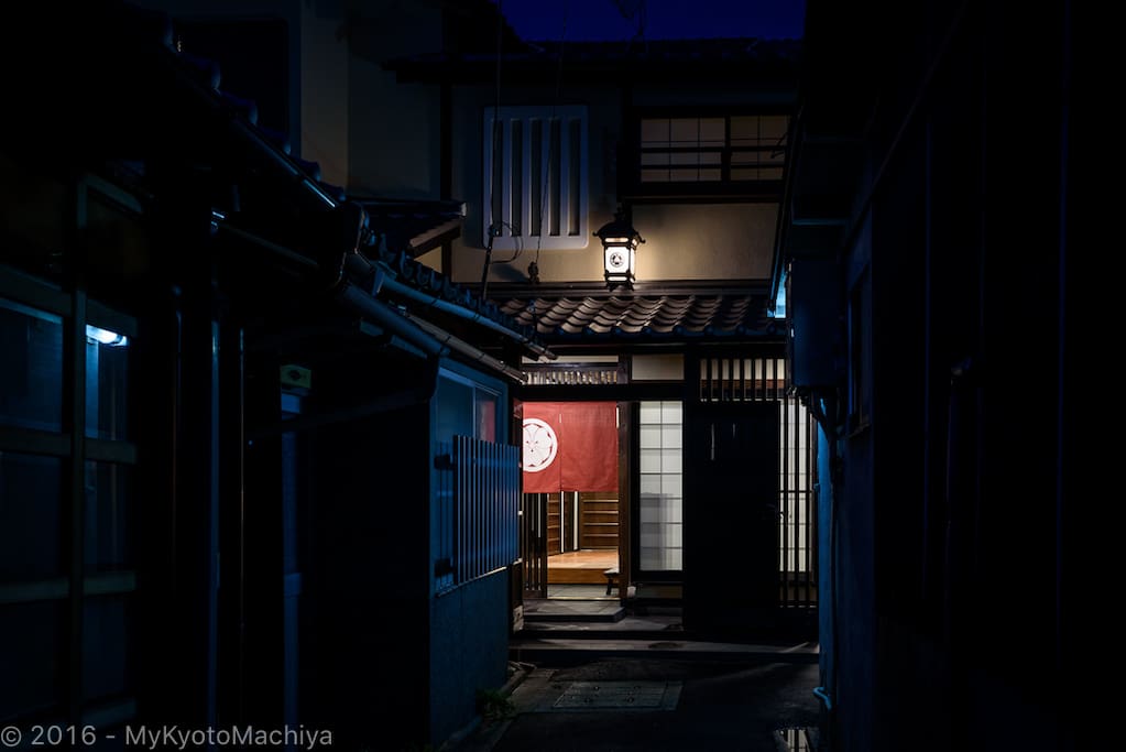 The house by night at the end of the little alley